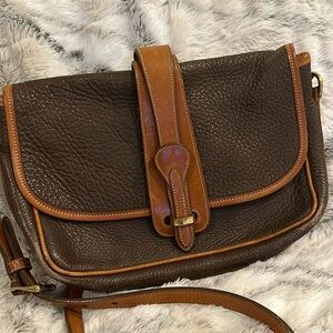 ✨Hot Pick✨Vintage Dooney & Bourke Leather Bag. Beautiful Brown color.